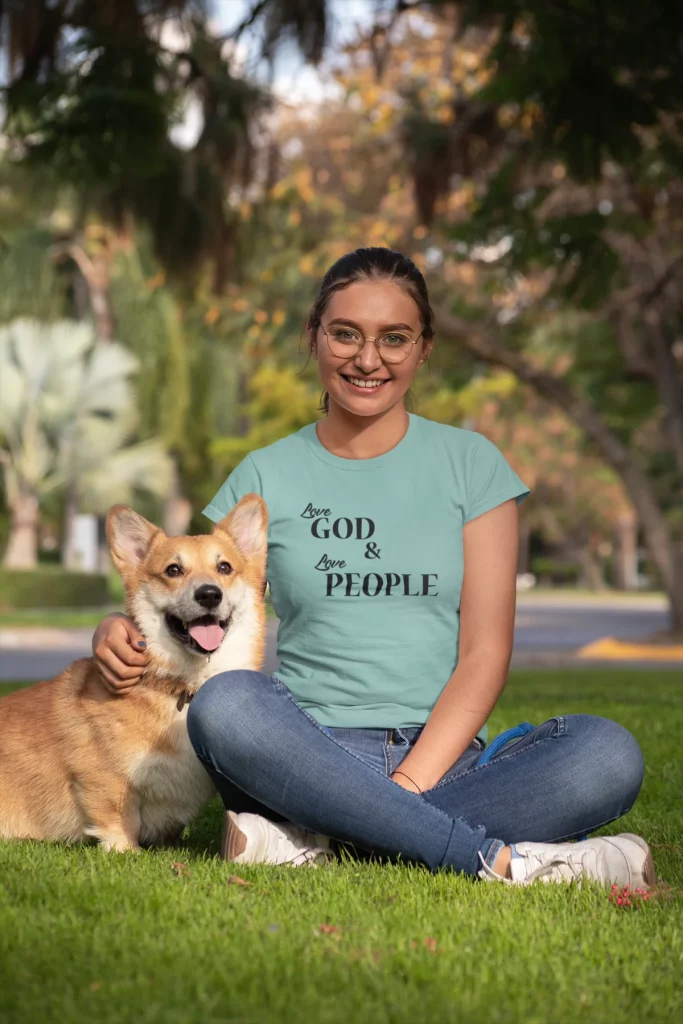 Love God, Love people - Christelijk Dames T-Shirt