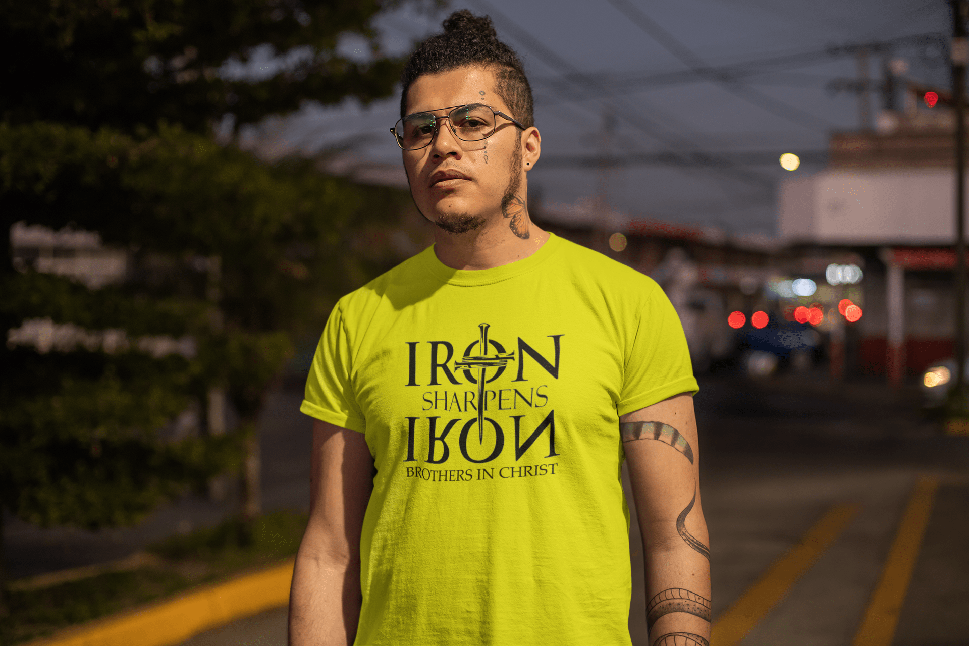 IJzer scherpt men met IJzer - Christelijk heren T-shirt