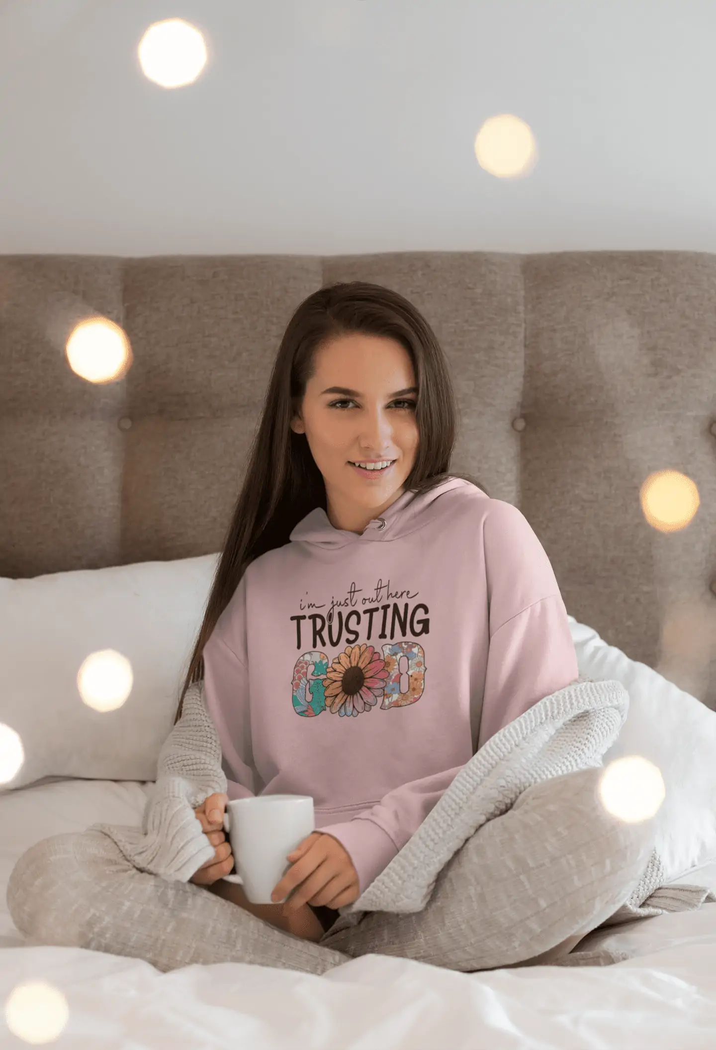 I am just out here trusting God - Christelijke Dames Hoodie - 29 kleuren