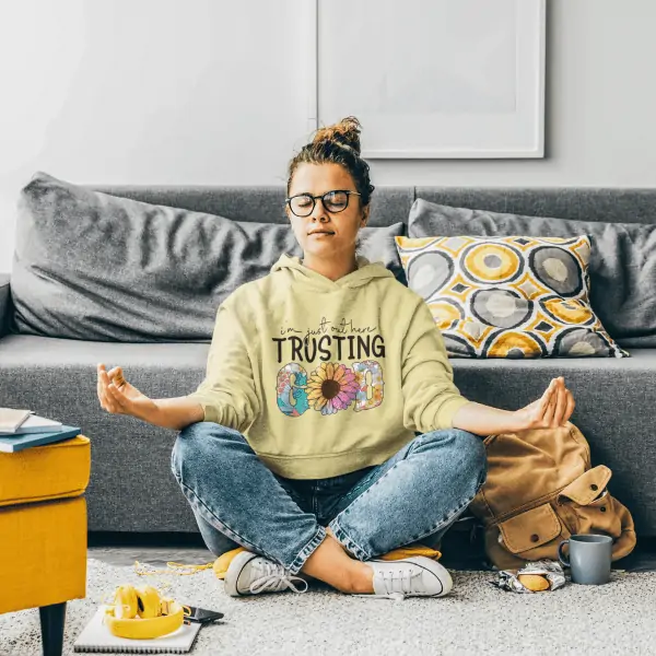 I'm just out here trusting God - Christelijke Dames Hoodie - van biokatoen in 29 kleuren